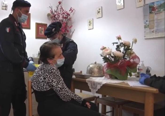 COVID: SQUADRA CARABINIERI SULMONA VACCINA ANZIANI A DOMICILIO NEI PICCOLI PAESI