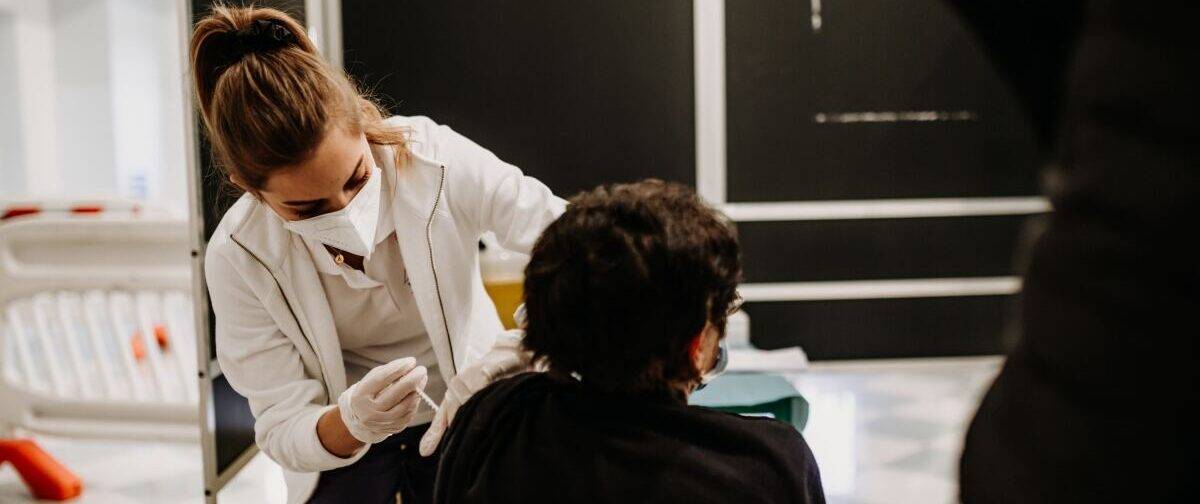 COVID ABRUZZO: BOOM PRENOTAZIONI VACCINI OVER 50. 54 CASI, UN MORTO E 148 GUARITI: IL BOLLETTINO