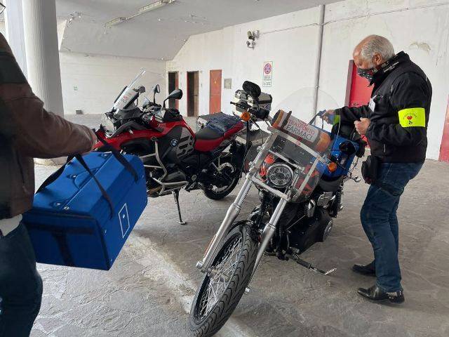 L’AQUILA, VACCINI COVID TRASFERITI CON LA MOTO DALL’OSPEDALE AI CENTRI DI BAZZANO E SAN VITTORINO