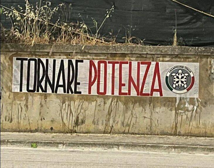 CASAPOUND, AFFISSIONI ANCHE IN ABRUZZO: “TORNARE POTENZA” E RIFIUTARE IL FATALISMO