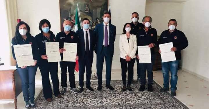 COVID, CAVALIERI DELLA REPUBBLICA INSIGNITI IN PREFETTURA L’AQUILA: LA SODDISFAZIONE DI MARSILIO