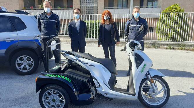 MOBILITA’ SOSTENIBILE, PRESENTATO ALL’AQUILA MOTOCICLO “DUCK” IN PROVA DALLA MUNICIPALE