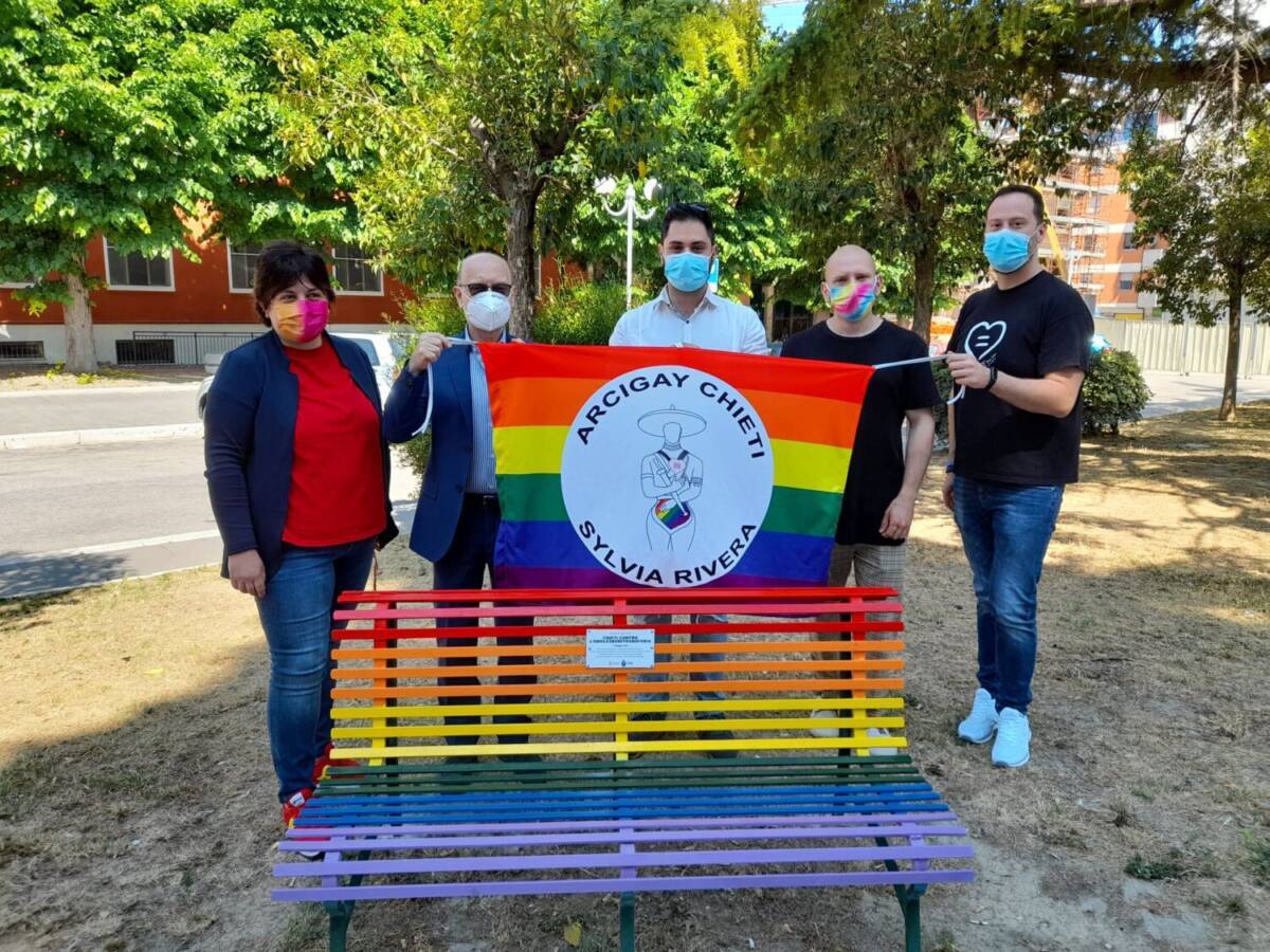 CHIETI, INAUGURATA LA PANCHINA ARCOBALENO: “UN SIMBOLO ALLA LOTTA ALL’OMOLESBOBITRANSFOBIA”