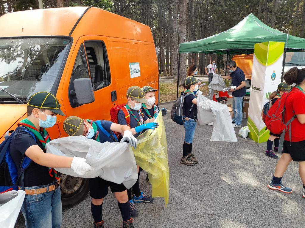AVEZZANO: VOLONTARI E SCOUT RIPULISCONO LA PINETA, TEKNECO, “GRANDE PARTECIPAZIONE”