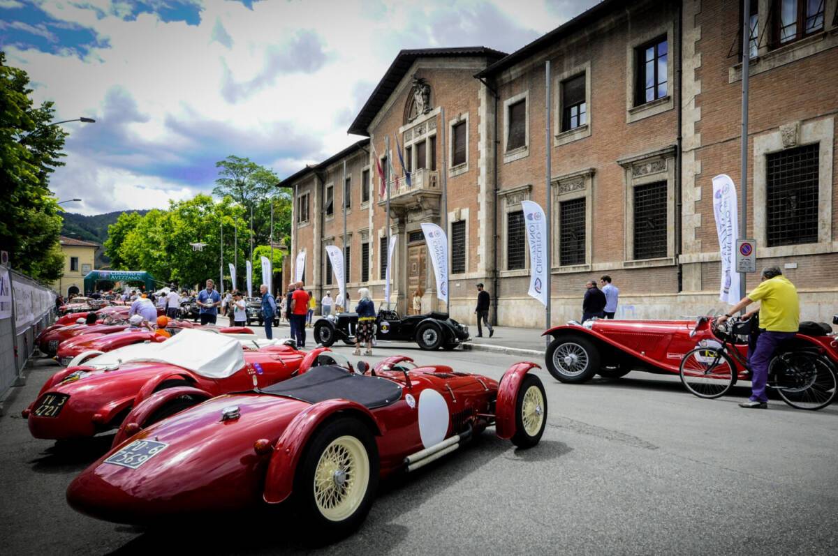 ABRUZZO DRIVER CLUB: ROMBANO I MOTORI DELLE AUTO D’EPOCA IN PIAZZA TORLONIA AD AVEZZANO