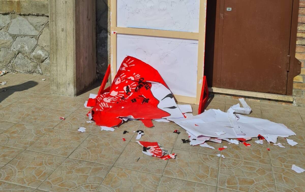 VALLE CASTELLANA,DANNEGIATA ISTALLAZIONE PER CAMPAGNA CONTRO VIOLENZA SULLE DONNE