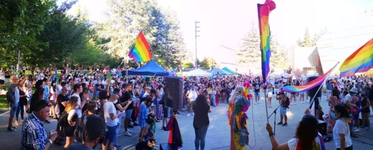 ABRUZZO PRIDE: IL PARCO DEL CASTELLO SI TINGE DI ARCOBALENO PER L’ULTIMA TAPPA  A L’AQUILA