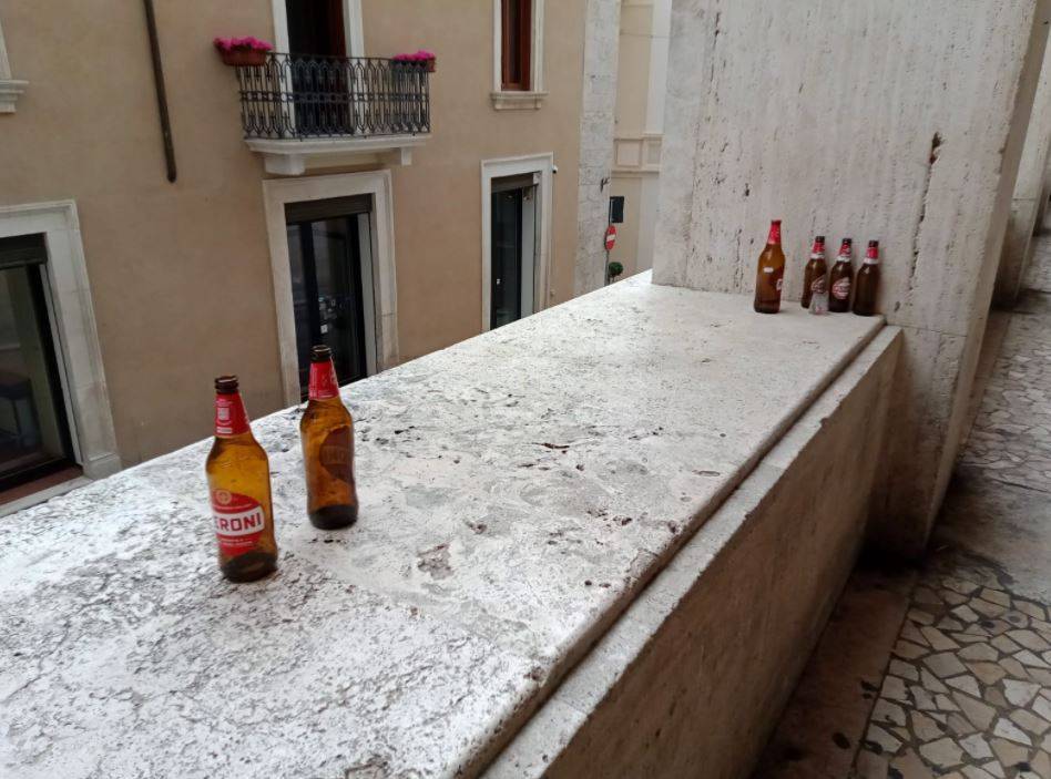 BOTTIGLIA CONTRO AUTO FERMA IN CENTRO ALL’AQUILA:<br> CONDUCENTE FERITO