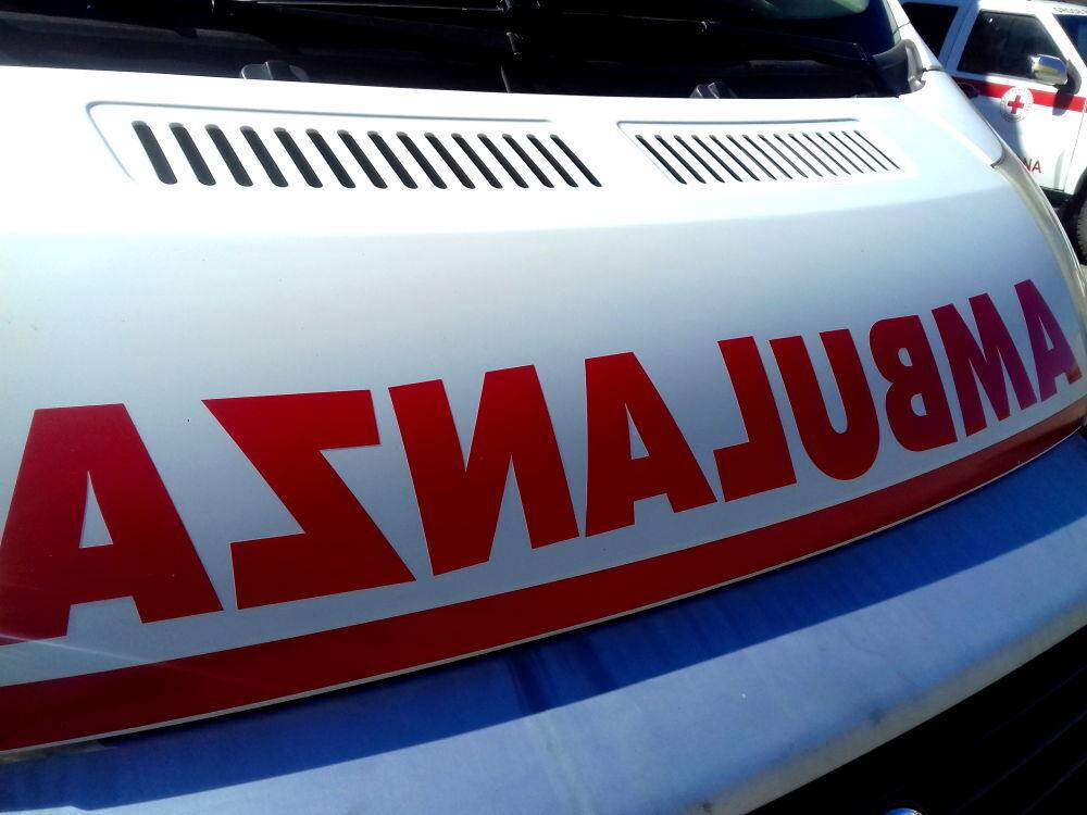 L’AQUILA, 23ENNE CADE DAL BALCONE: E’ GRAVE