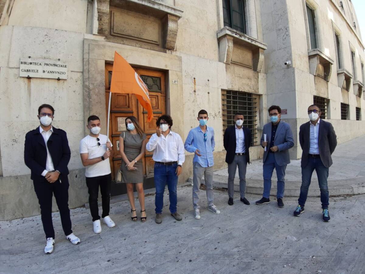 PESCARA, SIT-IN PD E GIOVANI DEMOCRATICI PER LA RIAPERTURA DELLE BIBLIOTECHE REGIONALI