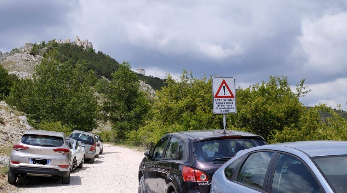 ROCCA CALASCIO, FAR WEST PARCHEGGI: “DOVE SONO COMUNE E PARCO?”