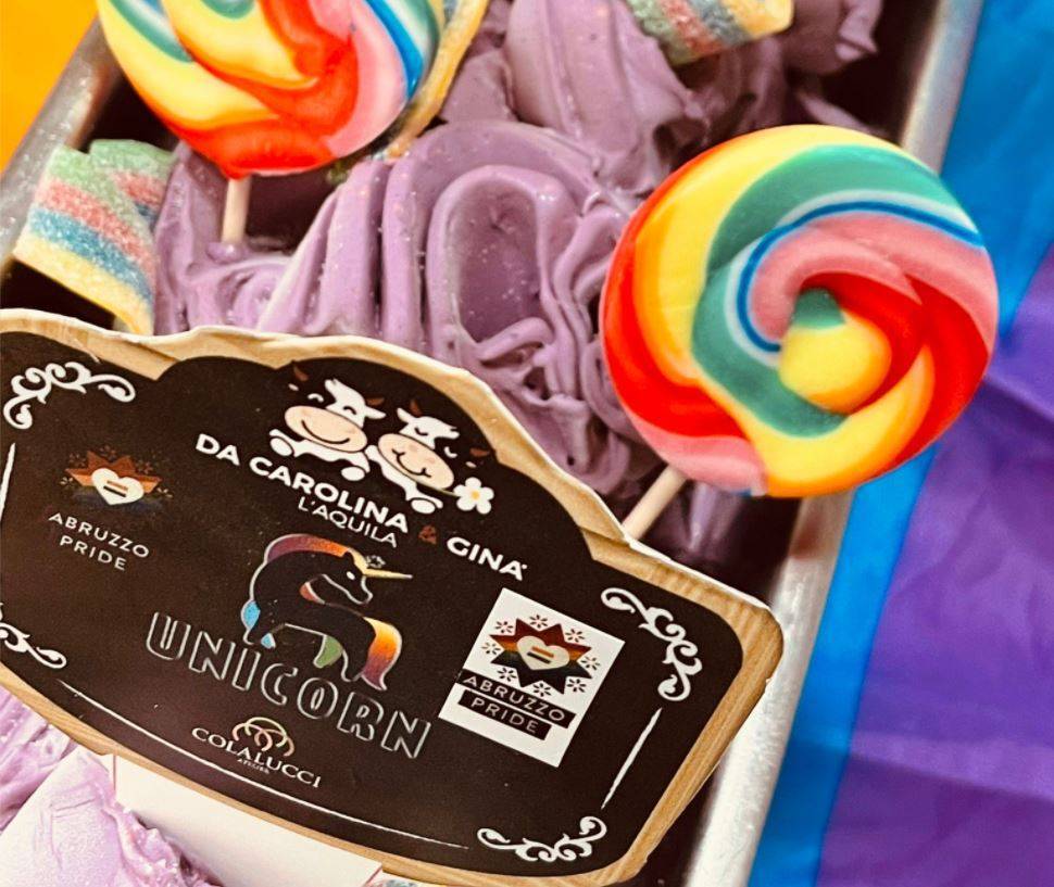 L’AQUILA, GELATO GUSTO UNICORN PER CELEBRARE IL GAY PRIDE DA “CAROLINA E GINA”