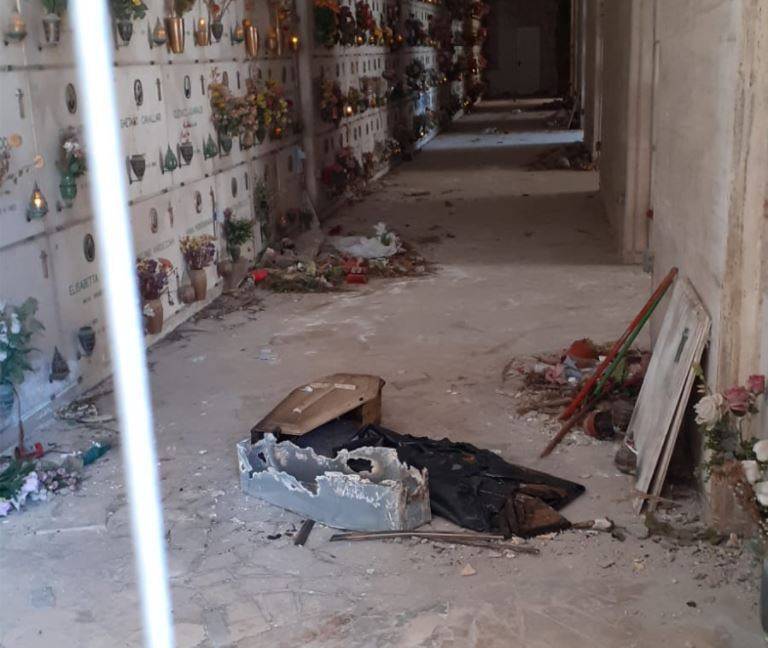 L’AQUILA: “CIMITERI NEL DEGRADO E BARE ABBANDONATE NEI VIALI”. DE SANTIS: “UNA VERGOGNA”