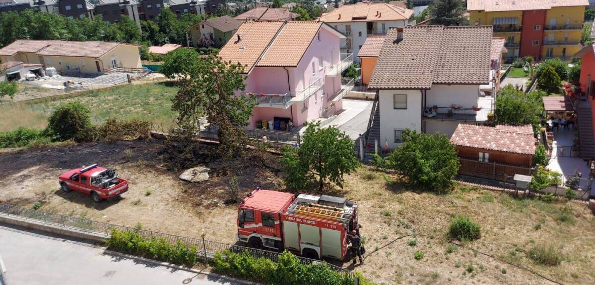L’AQUILA, INCENDIO IN VIA FRANCIA: TEMPESTIVO INTERVENTO VIGILI DEL FUOCO