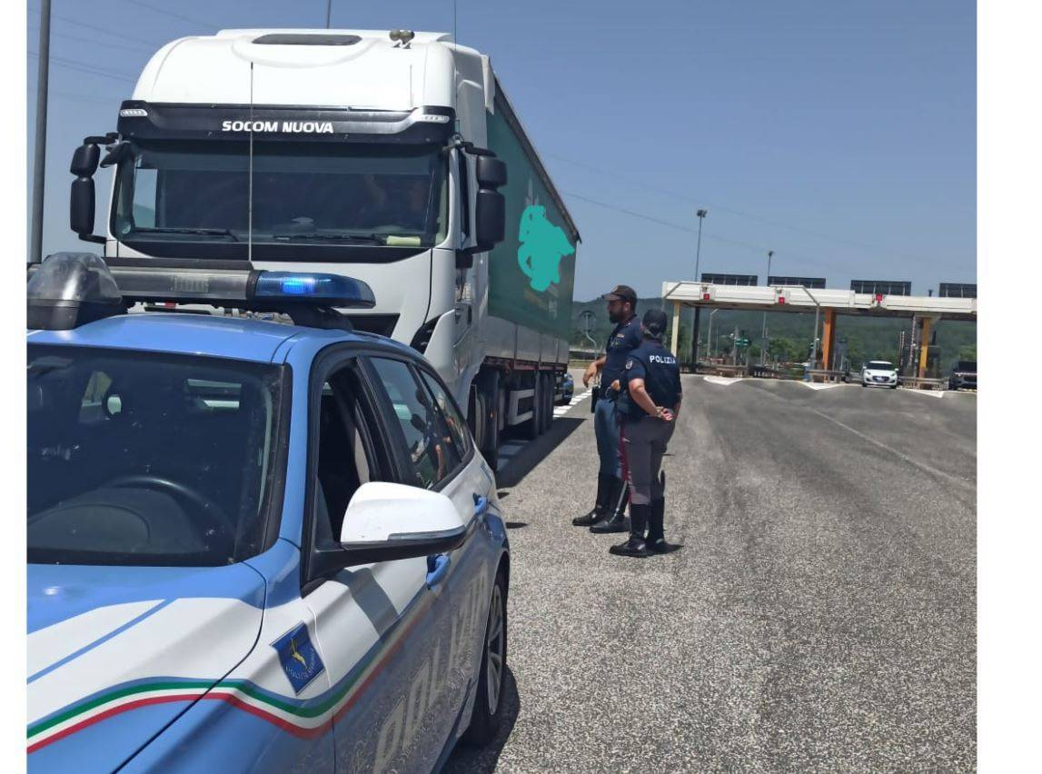 A24: INSERISCE SCHEDA CRONOTACHIGRAFO DEL COGNATO, SCATTA RITIRO DELLA PATENTE PER CONDUCENTE TIR
