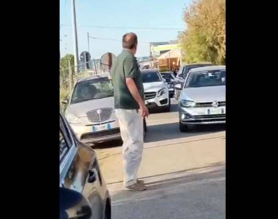 FOSSACESIA: TRAFFICO IN TILT SINDACO DI GIUSEPPANTONIO IN AZIONE A DIRIGERE IN TRAFFICO