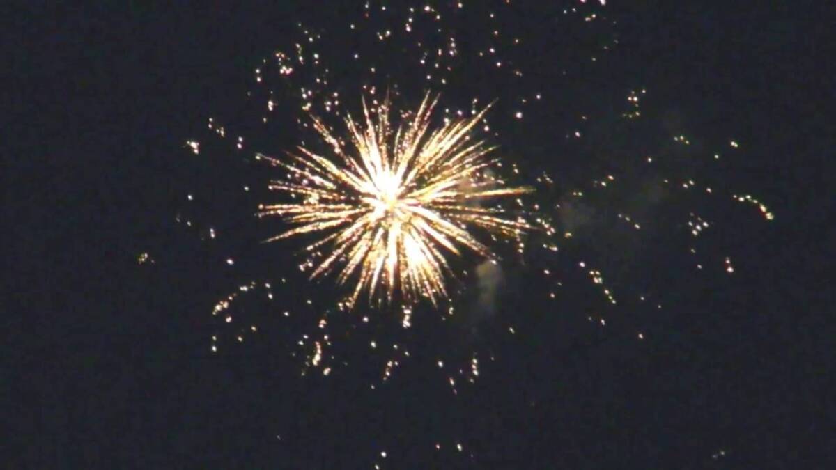 PESCARA, FUOCHI D’ARTIFICIO IN SPIAGGIA PER FESTEGGIARE LA COMUNIONE DEL FIGLIO: DENUNCIATO