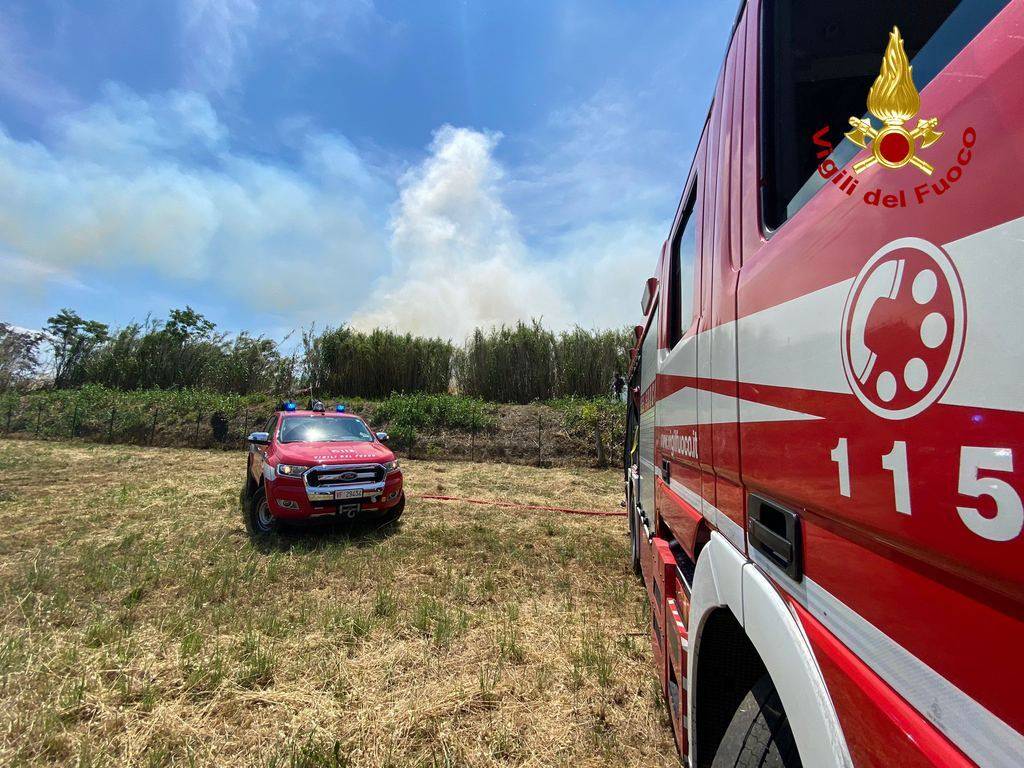 INCENDIO TRA CITTA’ SANT’ANGELO E SILVI, VIGILI DEL FUOCO SUL POSTO