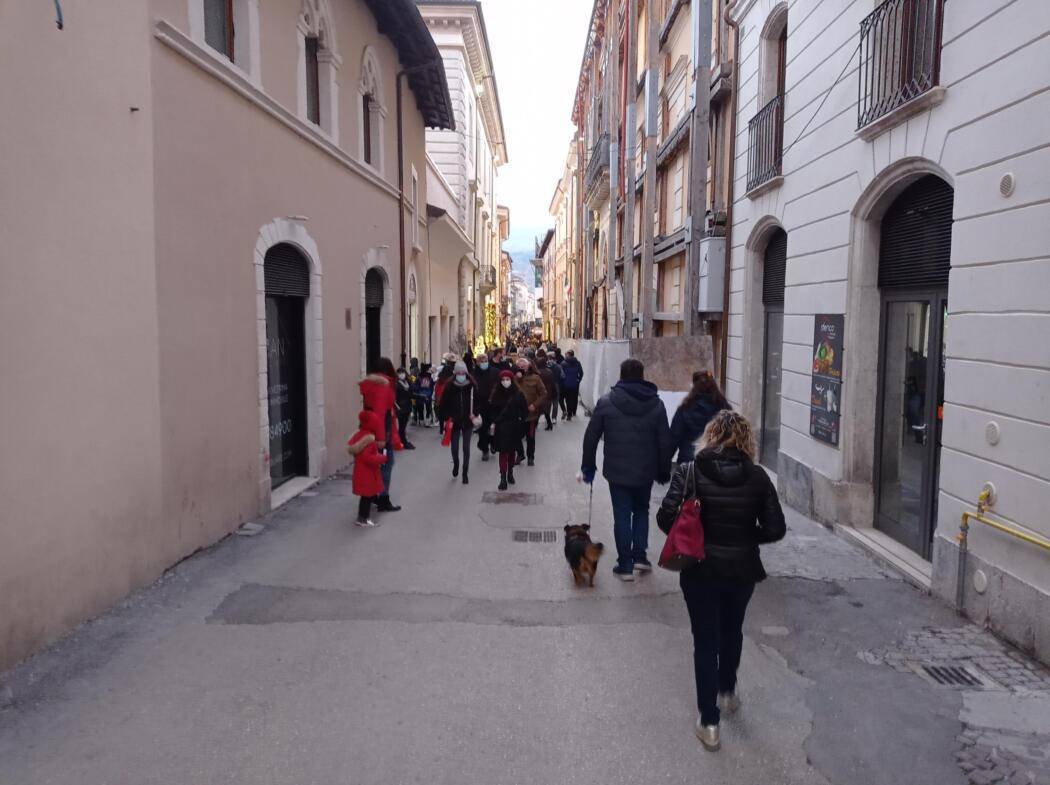 L’AQUILA, PEDONALIZZAZIONE CENTRO “SENZA LOGICA”: RESIDENTI E COMMERCIANTI SCRIVONO AL SINDACO