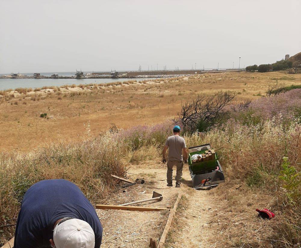 VASTO, LAVORI A PUNTA PENNA PER IL RIFACIMENTO DELLE SCALETTE DISTRUTTE DALL’INCENDIO