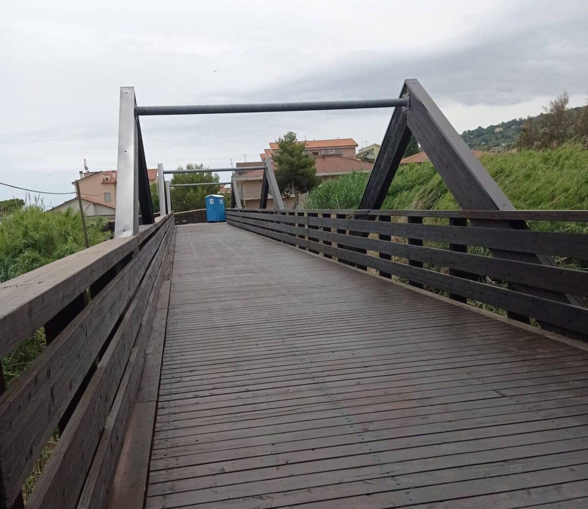 SILVI: RIAPRE PONTE CICLOPEDONALE DI LEGNO SUL CERRANO