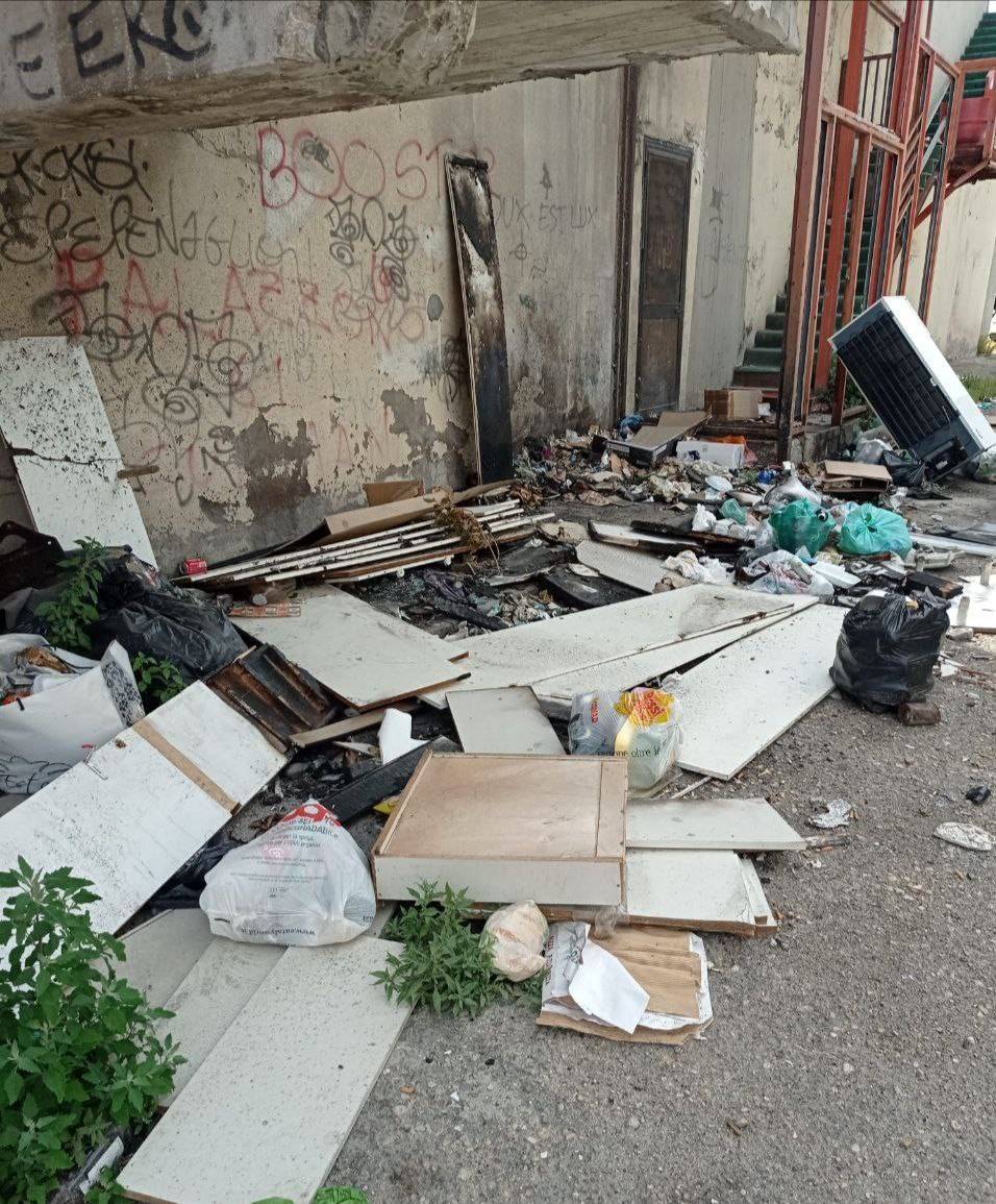 DEGRADO E CRIMINALITA’, IL PALAZZO DELLA VERGOGNA DI MONTESILVANO. M5S, “PERSONE ONESTE IN OSTAGGIO”