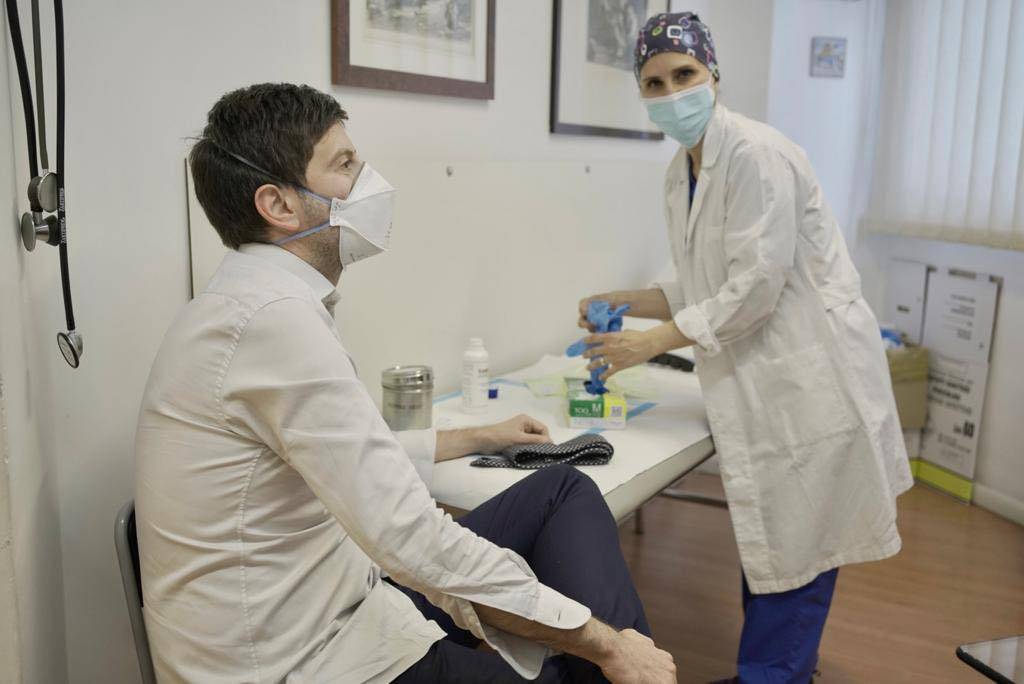 COVID, IL MINISTRO SPERANZA SI VACCINA: “GRAZIE AL MIO MEDICO DI FAMIGLIA”