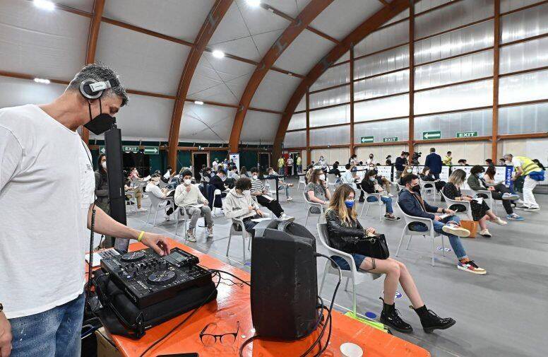 COVID, DA GIOVANI SPRINT A CAMPAGNA VACCINALE MA DUBBI DEGLI ESPERTI SU OPEN DAY