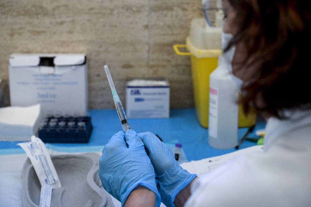 “EVITARE CHE VARIANTE DIVENTI DOMINANTE”. GRIMALDI, “PIU’ TRACCIAMENTO, AVANTI CON VACCINI”