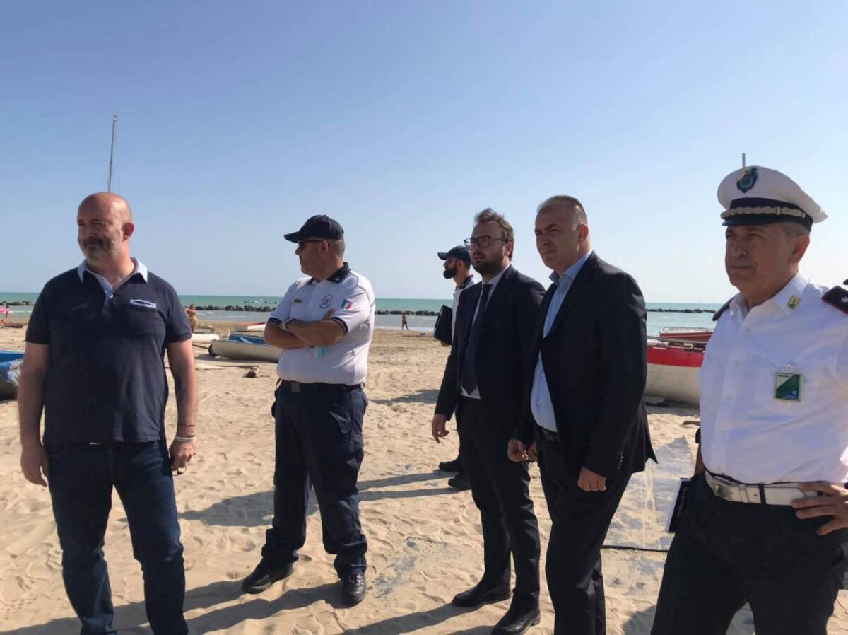 MONTESILVANO, SGOMBERATA LA CALA DI ULISSE: “RICETTACOLO DI RIFIUTI E IMBARCAZIONI ABUSIVE”