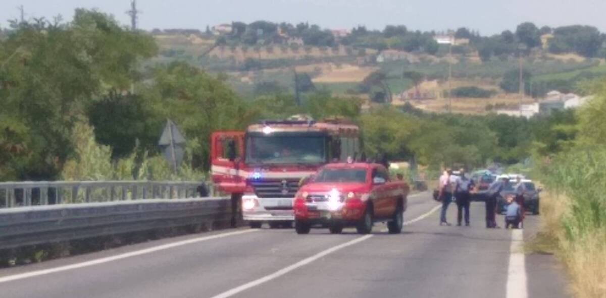 FOSSACESIA, SCONTRO TRA AUTO E MOTO SU STATALE: MORTO 25ENNE, DUE FERITI. “DOMENICA DI DOLORE”