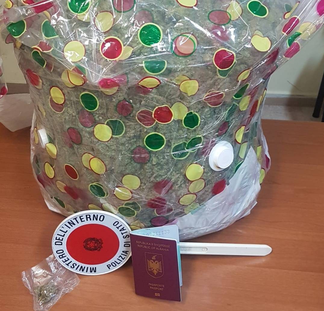 MONTESILVANO: 10 CHILI MARIJUANA IN AUTO, ARRESTATO 28ENNE ALBANESE