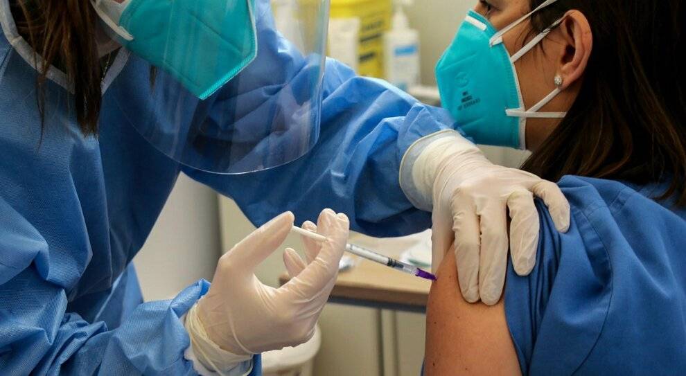 COVID:AL VIA PRENOTAZIONI TERZA DOSE VACCINO. CRESCE INCIDENZA, A L’AQUILA DA ZONA “GIALLA”
