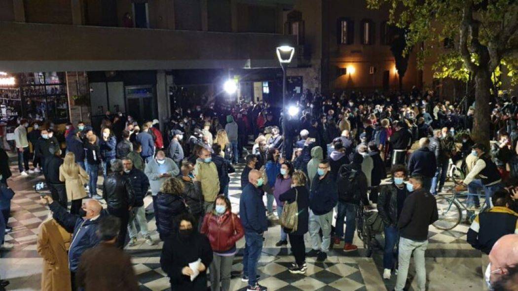 COVID: TRA BOOM DI PRENOTAZIONI E PROTESTE, IL DUPLICE “EFFETTO DRAGHI” SULLE VACCINAZIONI
