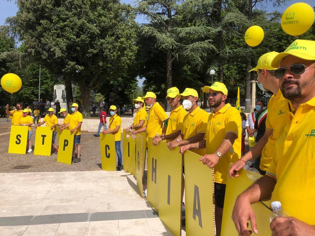 EMERGENZA CINGHIALI, AMMINISTRAZIONE FOSSACESIA PRESENTE A L’AQUILA AL FLASH MOB DI COLDIRETTI