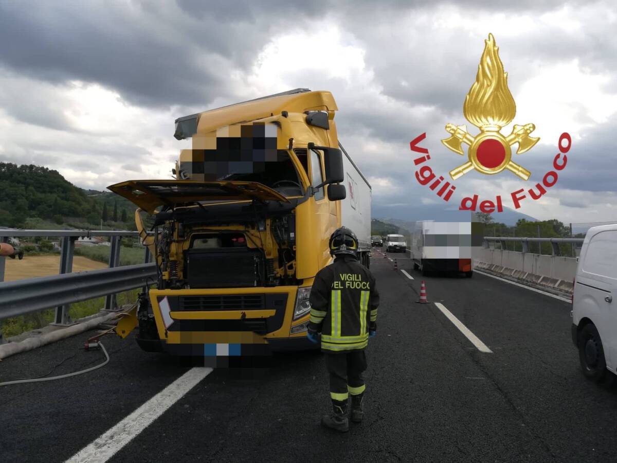 INCIDENTE SULLA A25, SCONTRO TRA MEZZI PESANTI: VIGILI DEL FUOCO SUL POSTO
