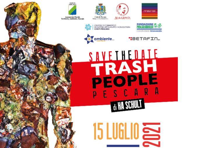TRASH PEOPLE: PIAZZA RINASCITA INVASA DA STATUE ANTROPOMORFE REALIZZATE CON RIFIUTI