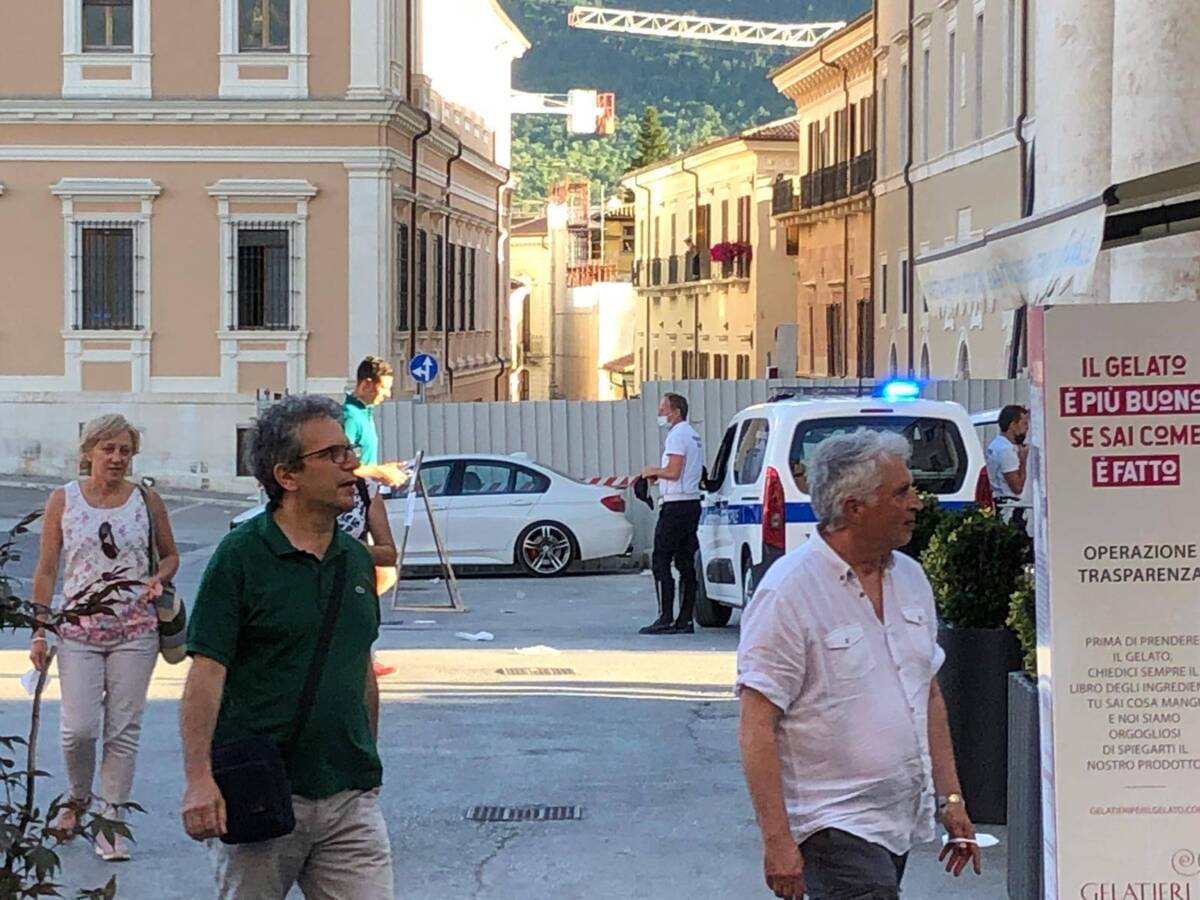 AREA PEDONALE L’AQUILA, FAR WEST IN PIAZZA DUOMO: LA DENUNCIA DI COMMERCIANTI E CITTADINI