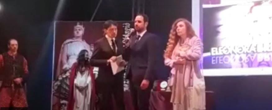 AVEZZANO: INTERVENTO “NO VAX” DELLA BRIGLIADORI AL PREMIO D’ANGIO’, FISCHI E PROTESTE DAL PUBBLICO