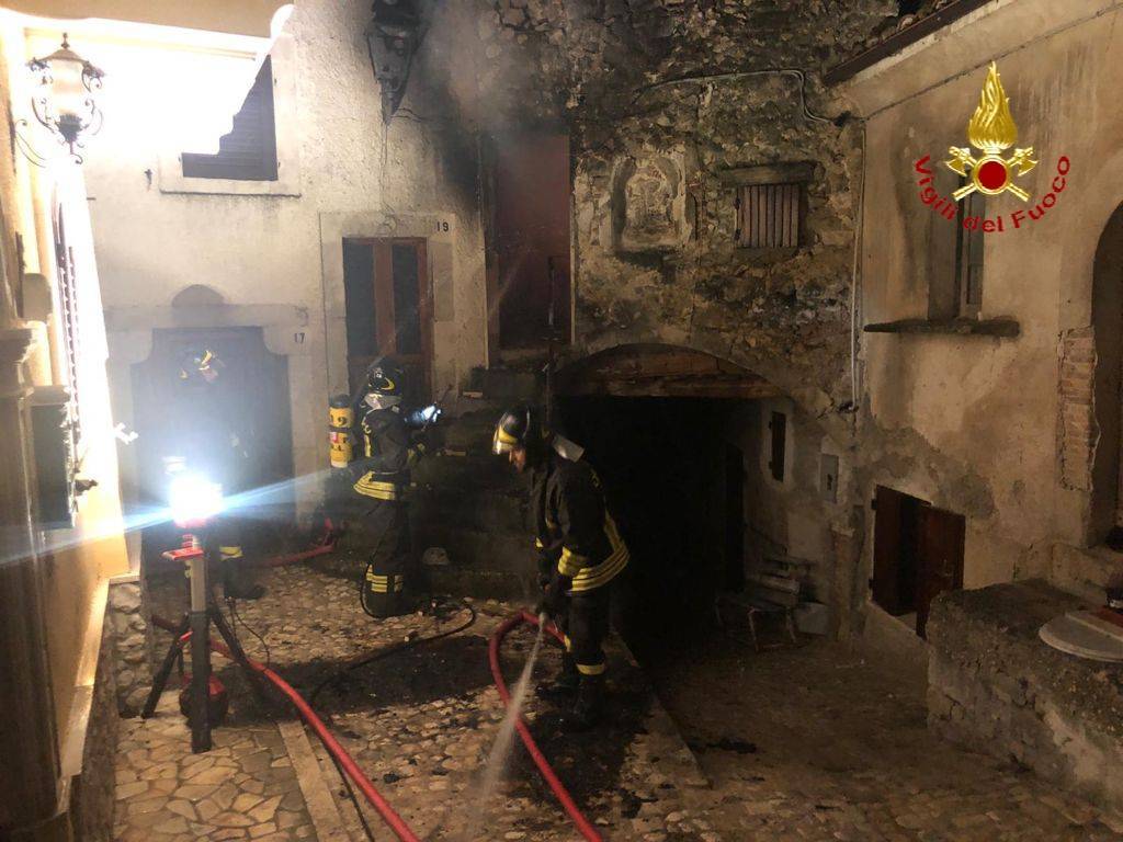 CARAMANICO: DIVAMPA INCENDIO IN CASA DEL CENTRO STORICO, DOMATO DAI VIGILI DEL FUOCO