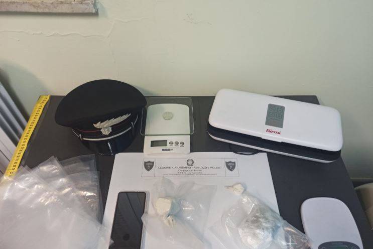 PESCARA: ARRESTATO PUSHER PREGIUDICATO, DROGA NEL BORSELLO E IN CASA