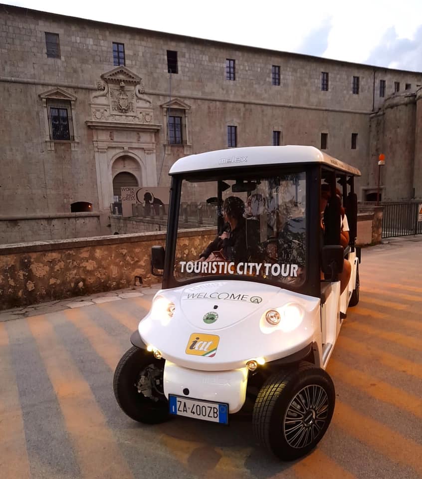 L’AQUILA, ANCORA POLEMICHE PER POSTEGGI IN CENTRO: E’ LA VOLTA DELLA NAVETTA TURISTICA