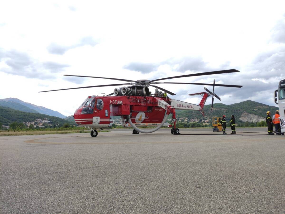 L’AQUILA, ALL’AEROPORTO DEI PARCHI ARRIVATO L’ELICOTTERO ANTINCENDIO DEI VIGILI DEL FUOCO