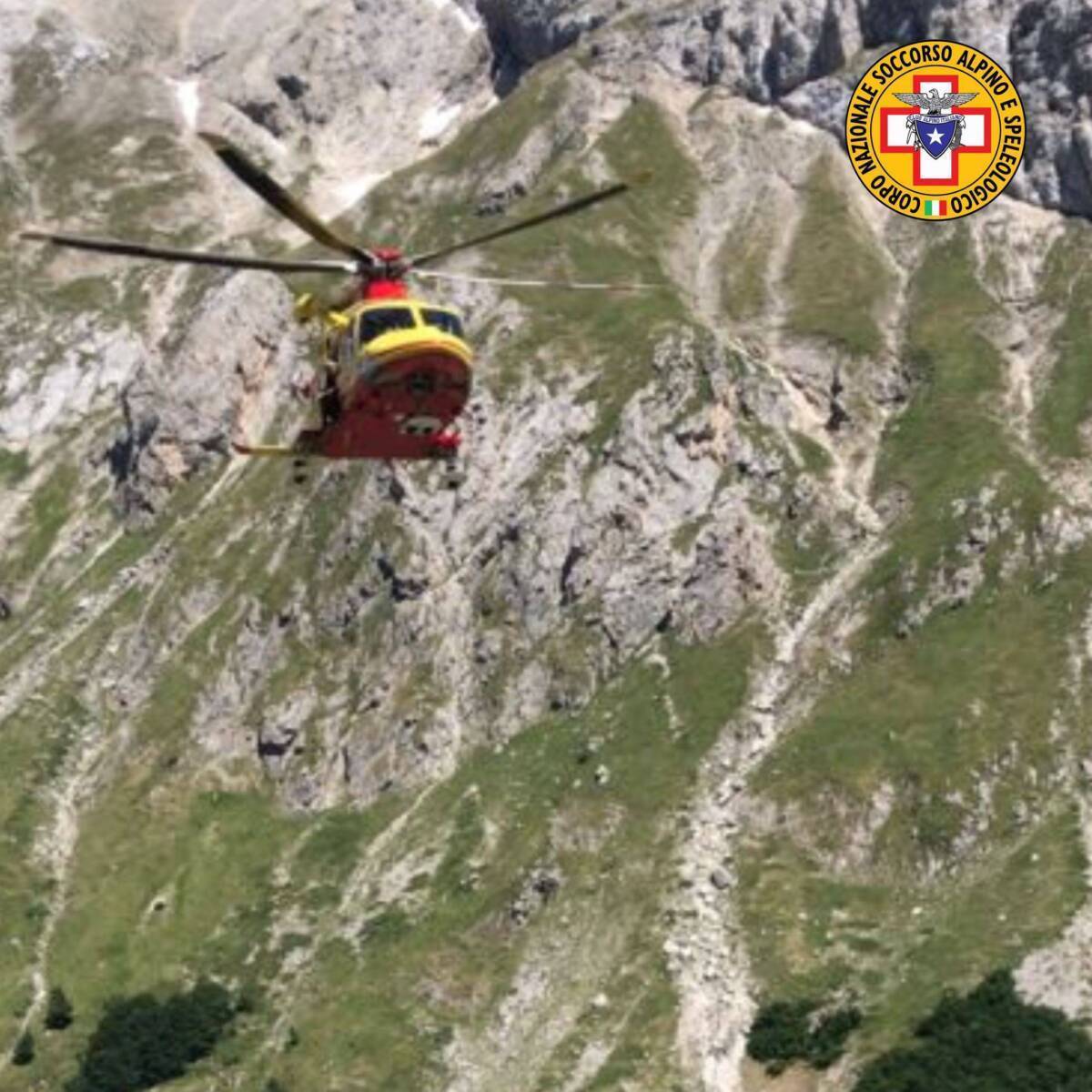 GRAN SASSO, ALPINISTA SI LUSSA LA SPALLA DURANTE ARRAMPICATA: SOCCORSO E TRASPORTATO IN OSPEDALE