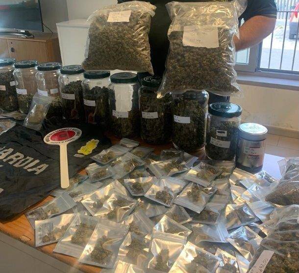 PESCARA: GUARDIA DI FINANZA SEQUESTRA OLTRE 4 CHILI DI MARIJUANA CONFEZIONATI PER LO SPACCIO