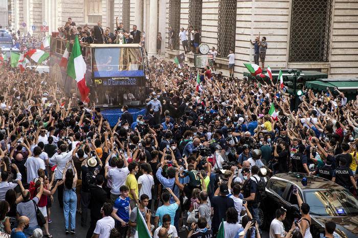 COVID: IN AUMENTO LE TERAPIE INTENSIVE. EFFETTO EUROPEI SU BALZO CONTAGI TRA I MASCHI UNDER 40