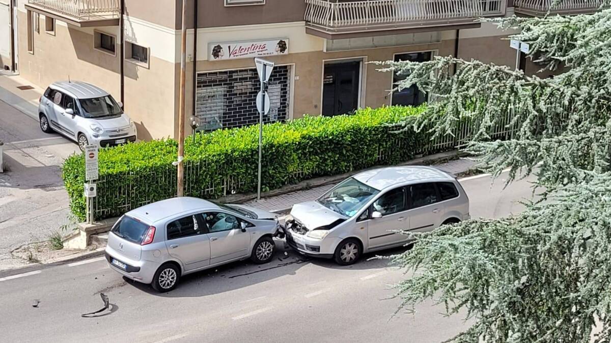L’AQUILA, AUTO CONTROMANO: INCIDENTE IN VIA UGO PICCININI