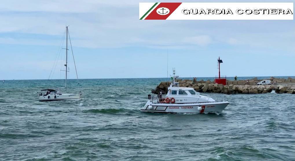 SURFISTA IN DIFFICOLTA’ E BARCA A VELA IN AVARIA: SOCCORSI DALLA GUARDIA COSTIERA DI GIULIANOVA