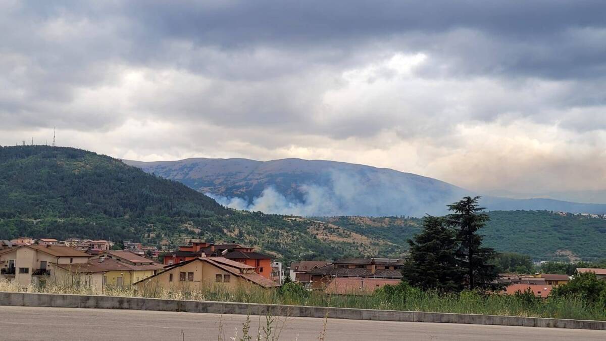 L’AQUILA, CADE UN FULMINE: INCENDIO NELLA PINETA DI ROIO