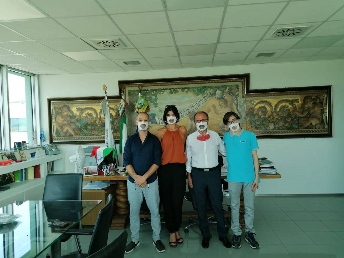 TERAMO, ASSOCIAZIONE DONA A UNIVERSITA’ MASCHERINE TRASPARENTI PER STUDENTI NON UDENTI